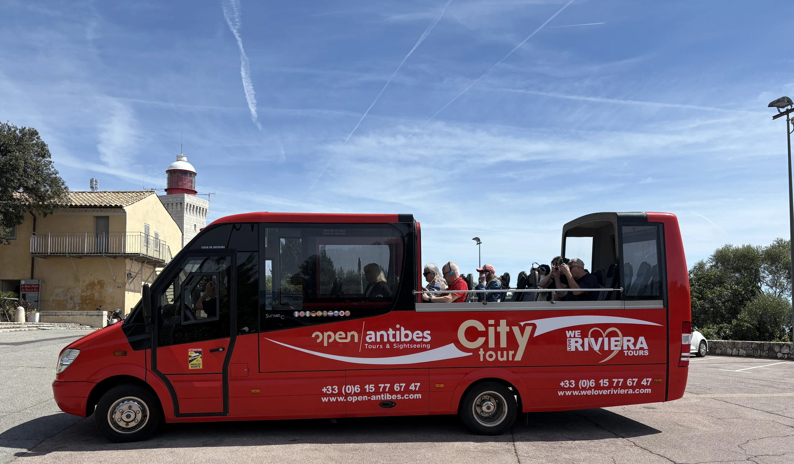 Le bus cabriolet Open Antibes devant le phare de la Garoupe